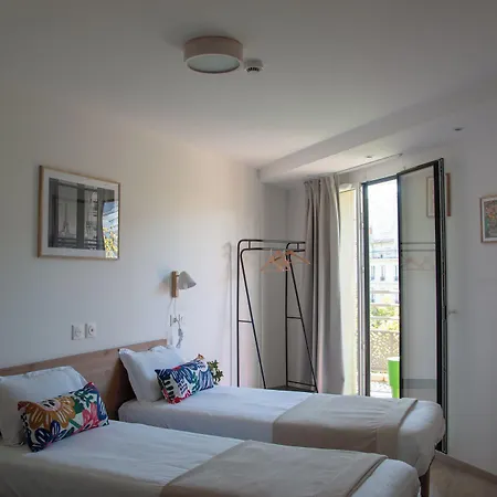 The People - Bercy אכסניה